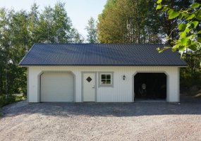 Garasje med carport og bod