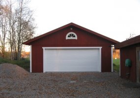 Garage med bred port