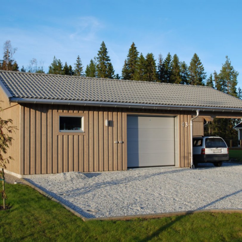 Garasje med carport på siden