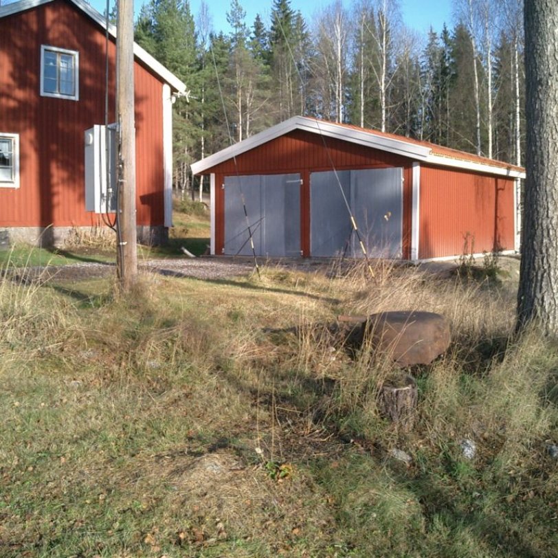 Rød dobbel garasje med to porter