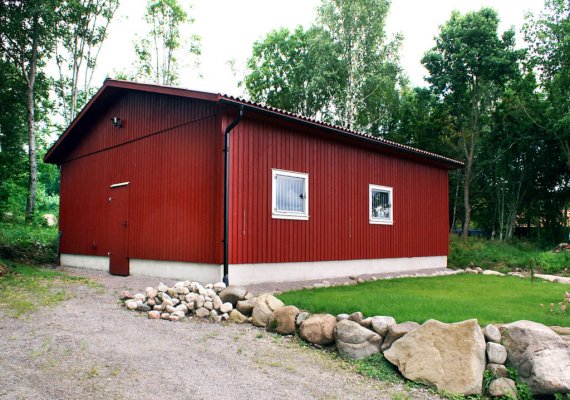 Rød stall med forhøyd sokkel