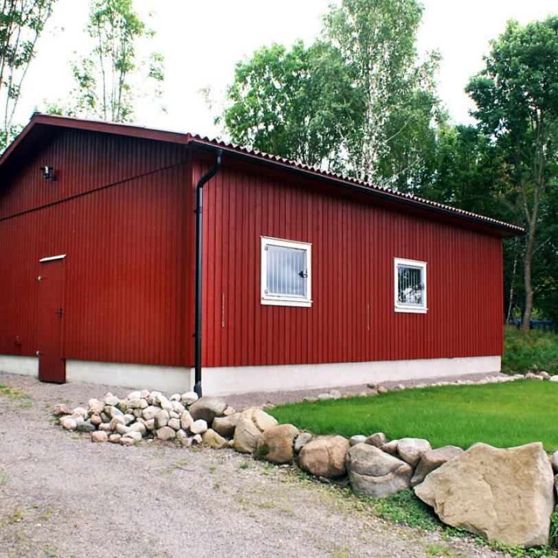 Rød stall med forhøyd sokkel