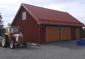 Rød garasje med loft