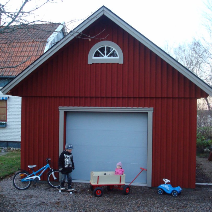 Enkelgarasje med halvmånevindu
