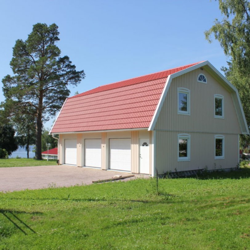 Trippelgarasje med mansardtak
