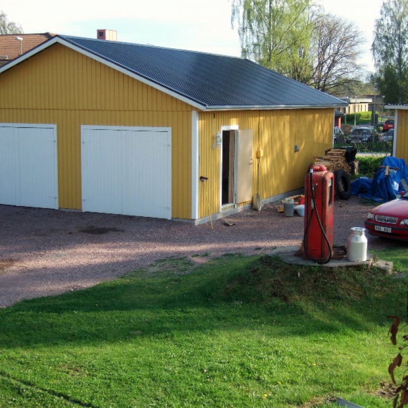 Gul dobbelgarasje med to porter