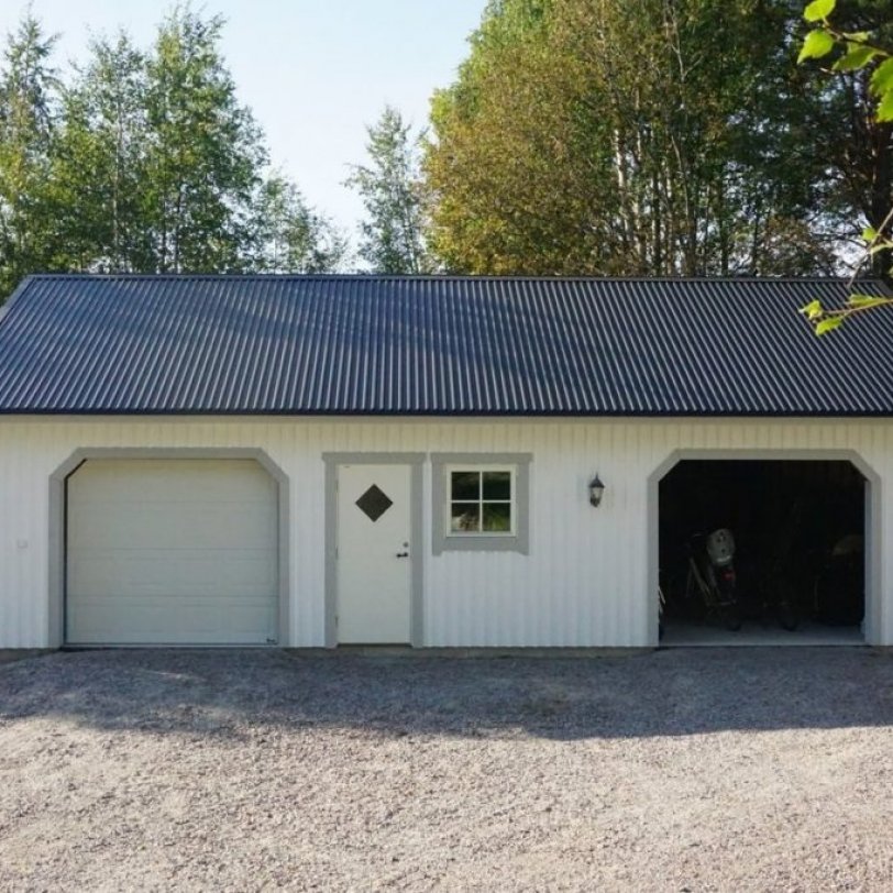 Garasje med carport og bod