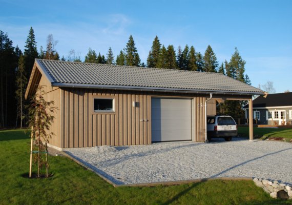 Garasje med carport på siden