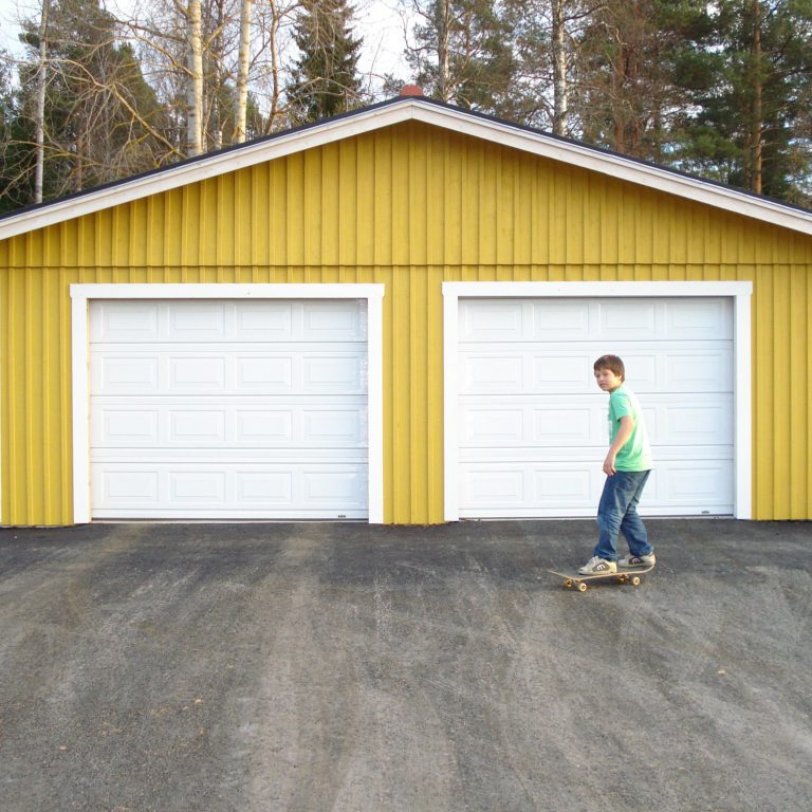 Gult dobbelgarasje med stående panel